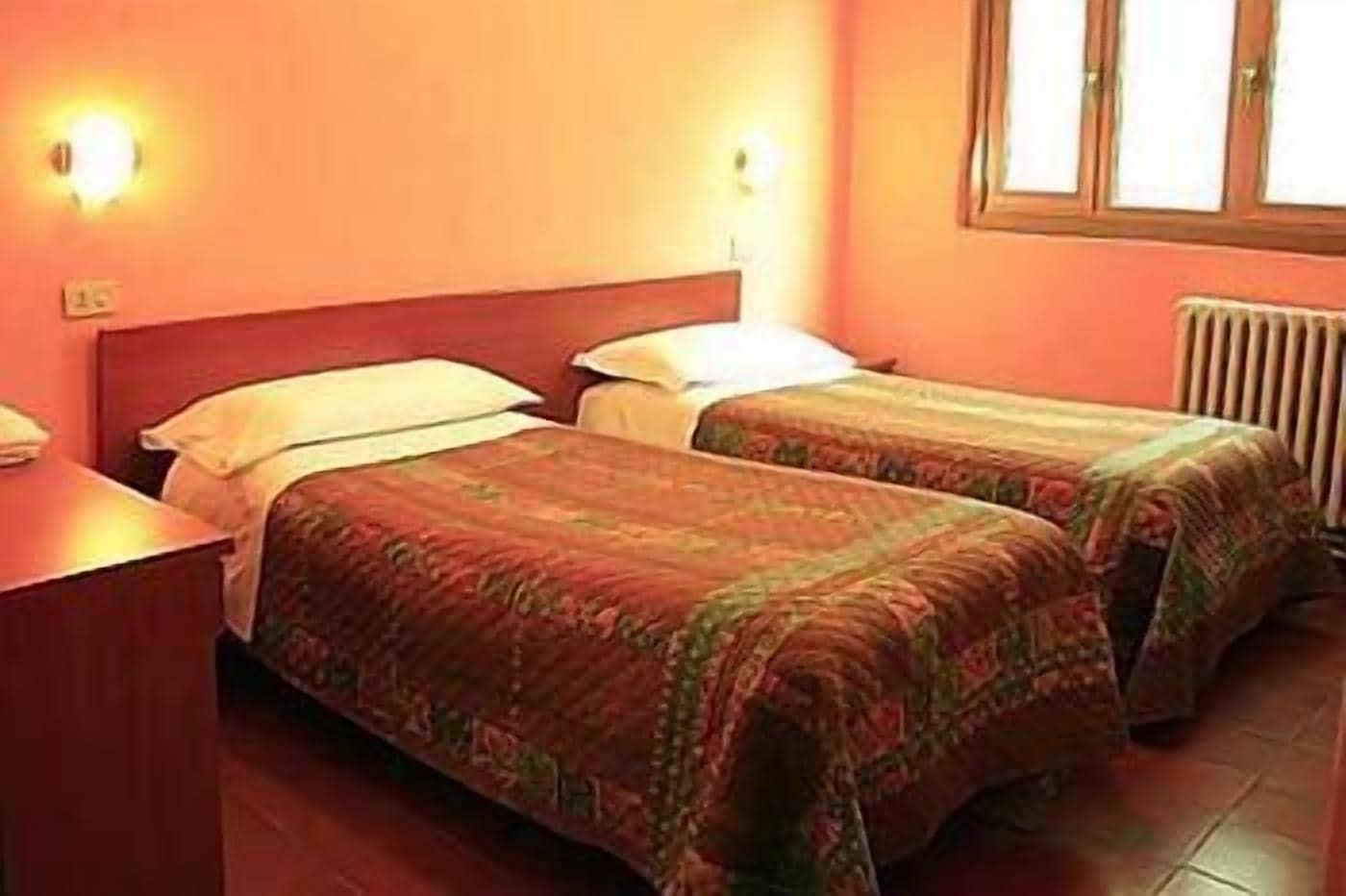 Hotel Mercurio Milan Bagian luar foto