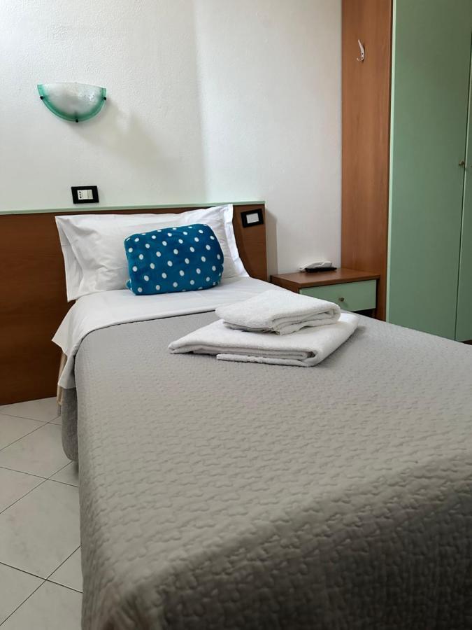 Hotel Mercurio Milan Bagian luar foto