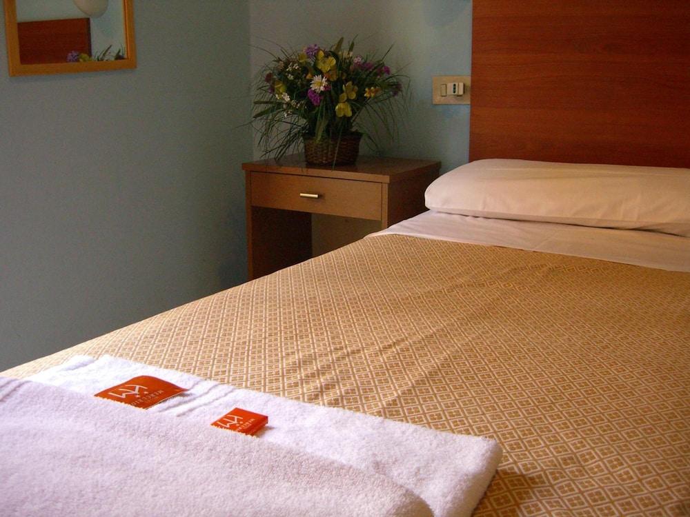 Hotel Mercurio Milan Bagian luar foto
