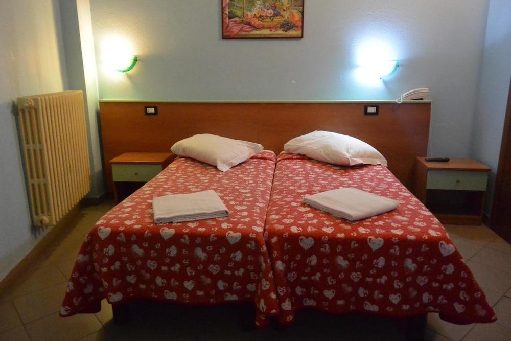 Hotel Mercurio Milan Bagian luar foto