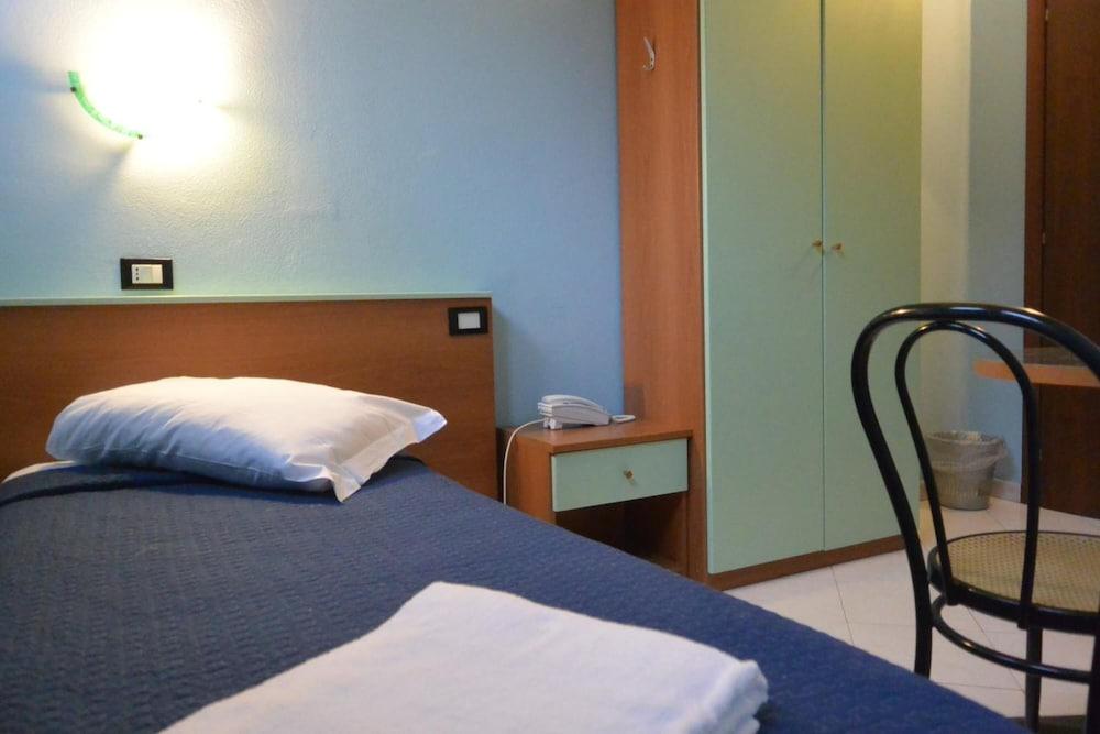 Hotel Mercurio Milan Bagian luar foto