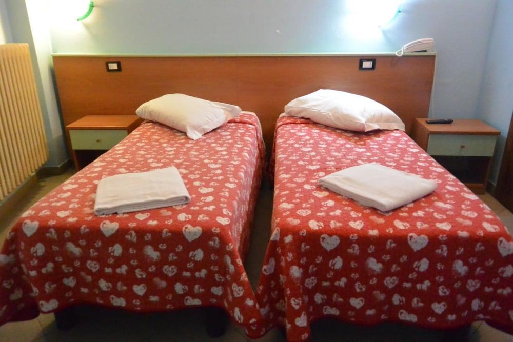 Hotel Mercurio Milan Bagian luar foto