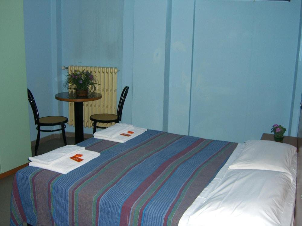 Hotel Mercurio Milan Bagian luar foto