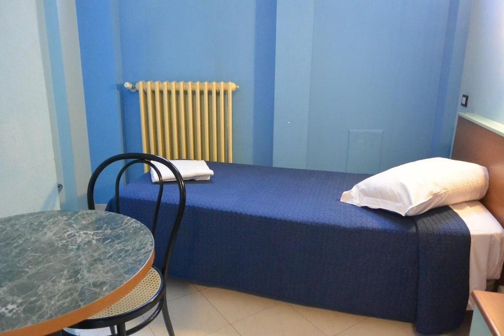 Hotel Mercurio Milan Bagian luar foto