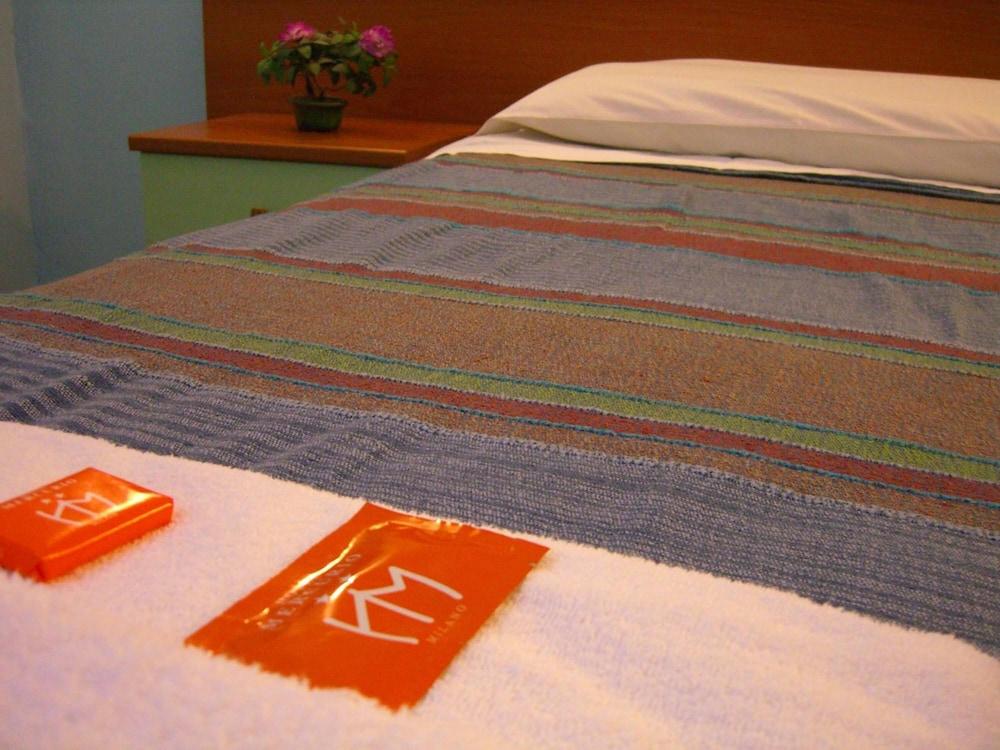 Hotel Mercurio Milan Bagian luar foto